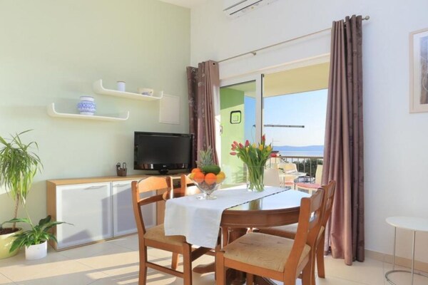 Aan het strand: Ruim appartement met zeezicht in Podgora - thumbnail 2