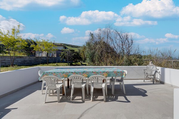 Op 350 m van het strand: ruim vakantiehuis voor 12 personen in Castelsardo - thumbnail 2
