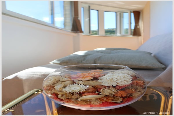 Studio met balkon en zijdelings zeezicht op 100m van het strand in Rogoznica - thumbnail 1