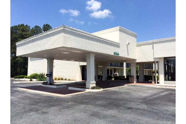 2 Full Beds Premium Micfridge - Lithonia, GA