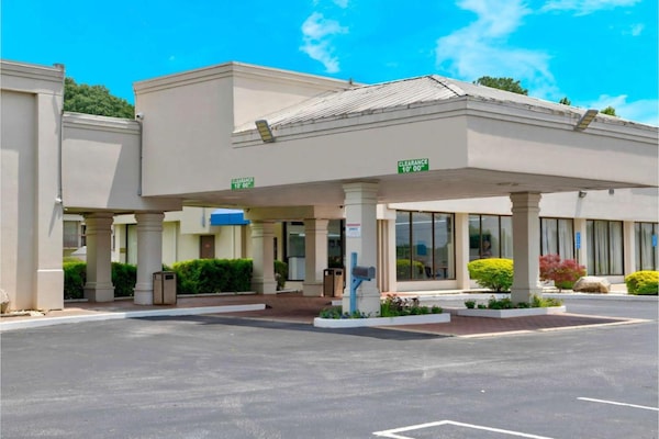 1 King Bed  Mobility Accessible Tub Nsmk - Covington, GA