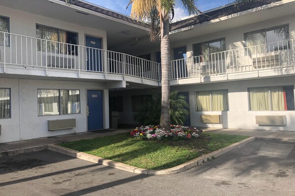 1 Full Bed  Ada/tub - Jacksonville