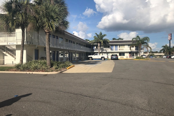 1 Full Bed  Ada/tub/micfridge - Middleburg, FL