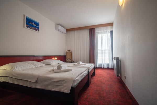 Twin Room Park View in Hotel Issa: Uitzicht & Comfort op Vis - thumbnail 4