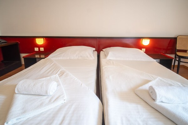 Twin Room Park View in Hotel Issa: Uitzicht & Comfort op Vis - thumbnail 6