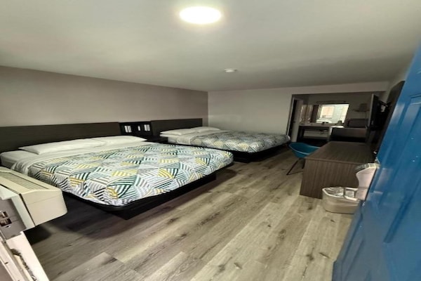 2 Queen Beds Non-smoking Micfridge - Connecticut