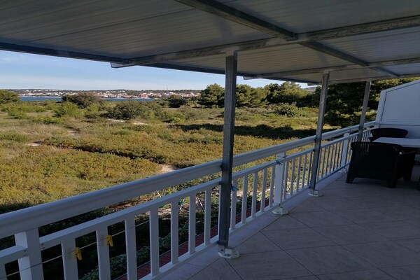 Appartement aan zee met balkon en panoramisch uitzicht in Rogoznica - thumbnail 6