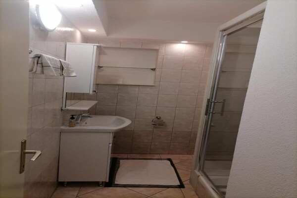 Rustiek appartement met zeezichtterras op 100 meter van het strand in Rogoznica - thumbnail 5