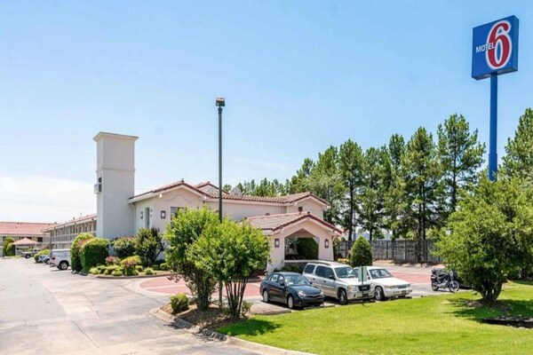 Comfortabele kingsize kamer met gratis WiFi – huisdieren welkom in North Little Rock - thumbnail 3