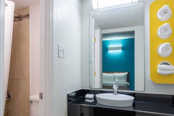 Comfortabele kingsize kamer met gratis WiFi – huisdieren welkom in North Little Rock - thumbnail 5