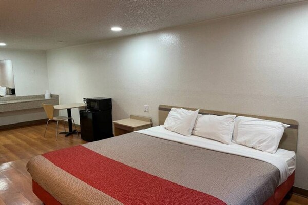 1 King Bed  Non-smoking Micfridge - Hagerstown, MD