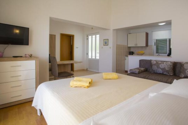 Classic Studio met Zeezicht en Terras op 100m van het Strand in Podgora - thumbnail 2