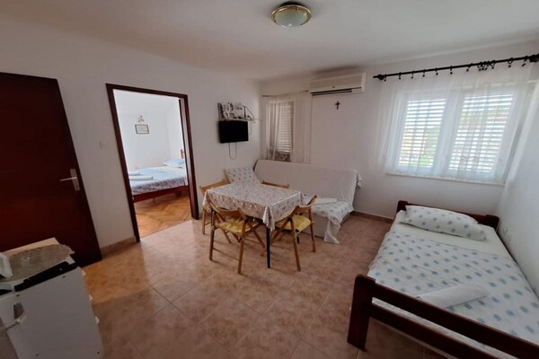 Knus appartement met terras op 300 meter van strand in Biograd - thumbnail 2