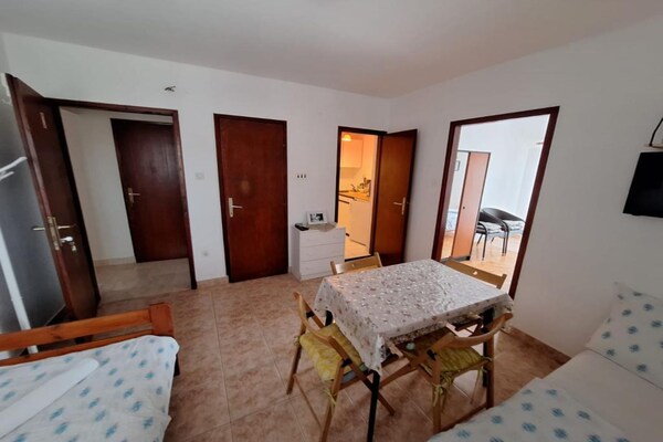 Knus appartement met terras op 300 meter van strand in Biograd - thumbnail 4
