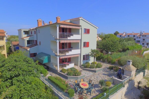 Porec villa met panoramisch zeezicht en balkon - thumbnail 1