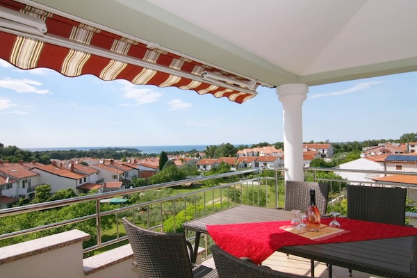 Porec villa met panoramisch zeezicht en balkon - thumbnail 3