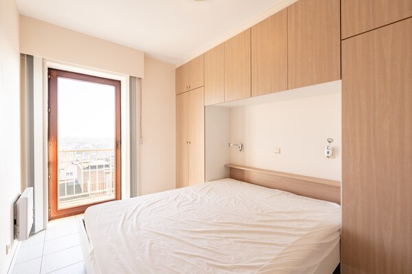 Zonovergoten appartement op 9e verdieping met panoramisch zeezicht in Blankenberge - thumbnail 4