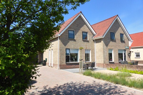 Vakantiehuis Aukje: familiehuis met unieke Vuurtorenkamer in hartje Nes - thumbnail 2