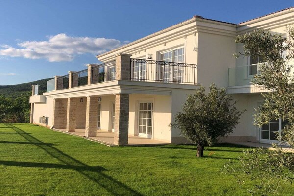 Luxe villa met privézwembad en panoramisch zeezicht in Crikvenica - thumbnail 2