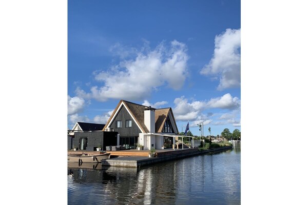 Moderne watervilla met 4 slaapkamers en eigen aanlegsteiger in Stavoren - thumbnail 1