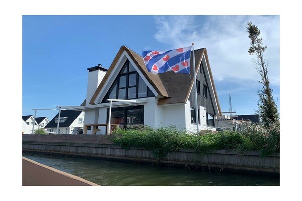 Moderne watervilla met 4 slaapkamers en eigen aanlegsteiger in Stavoren - thumbnail 6