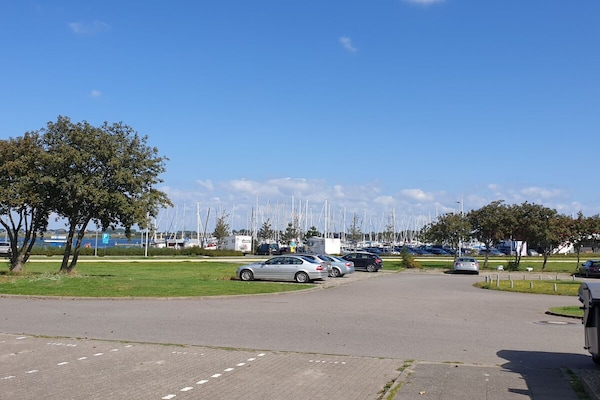 Zonnig appartement op Fehmarn met balkon en WiFi, vlakbij het centrum - thumbnail 2