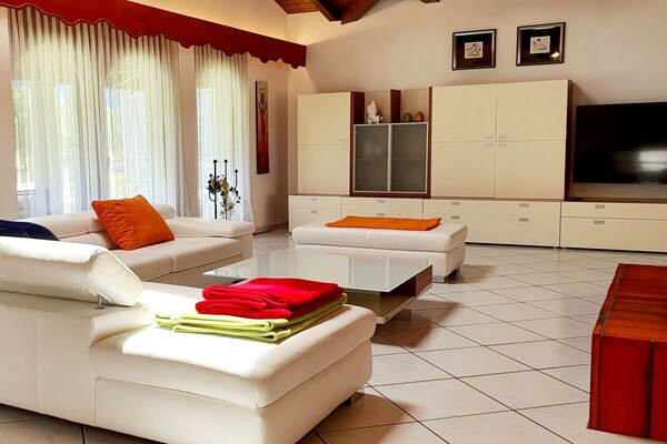 Ruime 7-slaapkamer villa met romantische bogen en bergzicht in Steg - thumbnail 2
