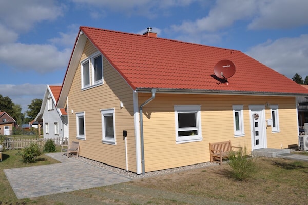 Modern houten vakantiehuis met sauna en zicht op het Great Warinermeer - thumbnail 3
