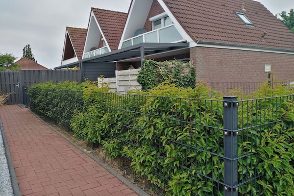 Stijlvol gerenoveerd vakantiehuis met omheinde tuin, 500m van haven Greetsiel - thumbnail 1