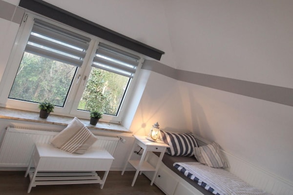Stijlvol gerenoveerd vakantiehuis met omheinde tuin, 500m van haven Greetsiel - thumbnail 4