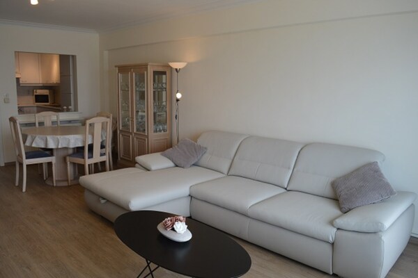 Zonovergoten appartement met zeezicht op de Zeedijk van Blankenberge - thumbnail 6