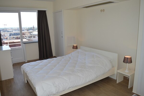 Zonovergoten appartement met zeezicht op de Zeedijk van Blankenberge - thumbnail 4