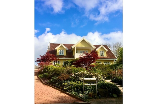 Licht vakantiehuis in Nehms met panoramisch uitzicht en terras - thumbnail 1