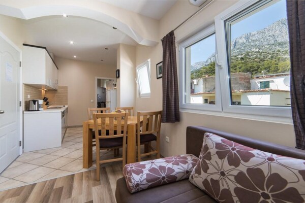 Modern appartement vlakbij zee in centrum Drvenik - thumbnail 1