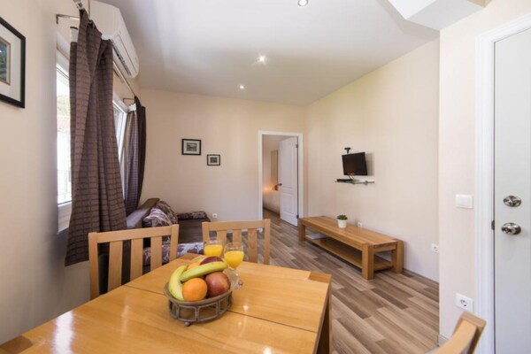 Modern appartement vlakbij zee in centrum Drvenik - thumbnail 3