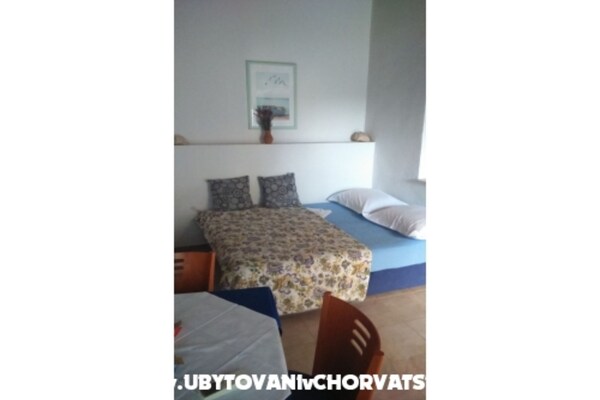 Knus appartement voor 4 direct aan zee in Seget Donji - thumbnail 1