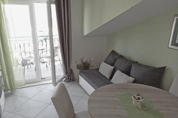 Licht appartement met zeezicht in het centrum van Slatine - thumbnail 2