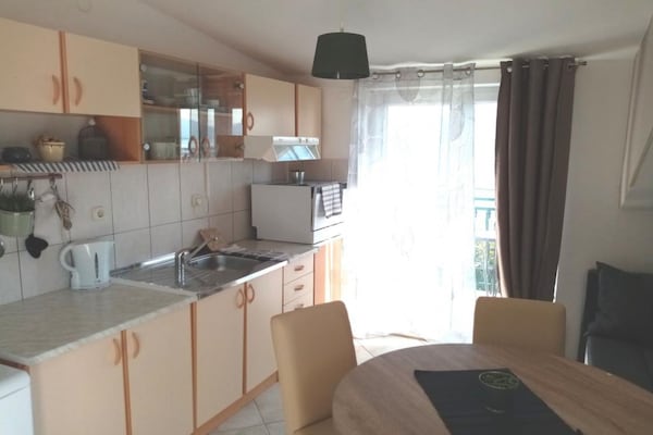 Licht appartement met zeezicht in het centrum van Slatine - thumbnail 3