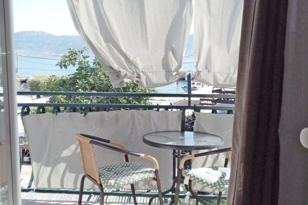 Appartement aan zee in Slatine met balkon en uitzicht op de Adriatische Zee - thumbnail 6