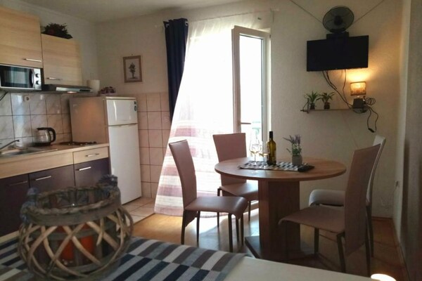 Appartement aan zee in Slatine met balkon en uitzicht op de Adriatische Zee - thumbnail 2