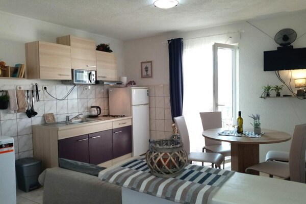 Appartement aan zee in Slatine met balkon en uitzicht op de Adriatische Zee - thumbnail 1