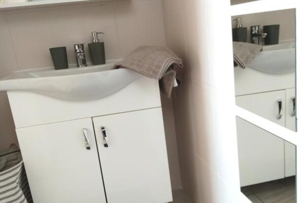 Appartement aan zee in Slatine met balkon en uitzicht op de Adriatische Zee - thumbnail 5