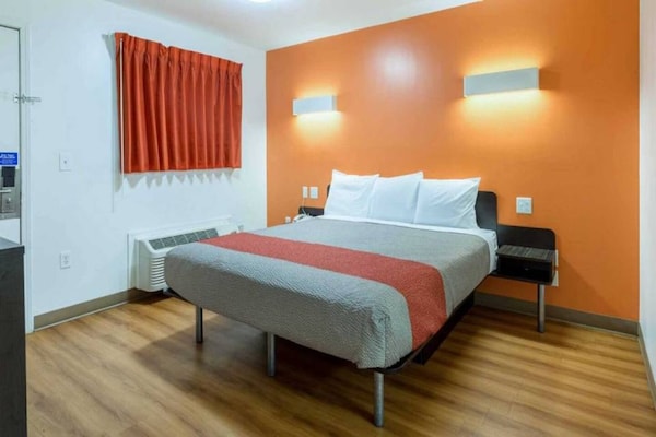 1 King Bed  Premium Micfridge - Travelers Rest, SC