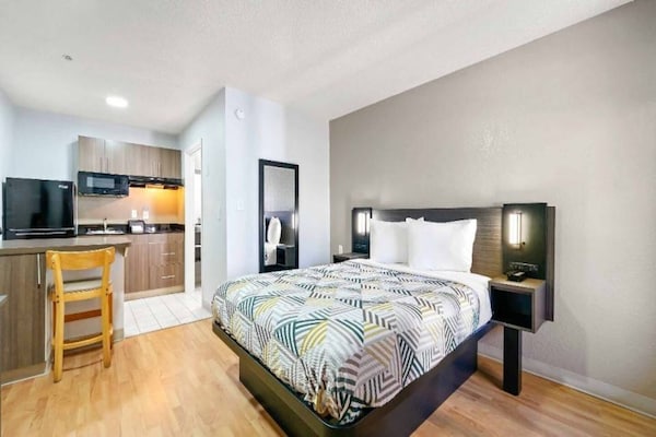 1 Queen Bed  Non-smoking - Duluth, GA