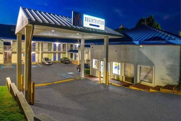 1 King Bed  Non-smoking - Dunwoody, GA