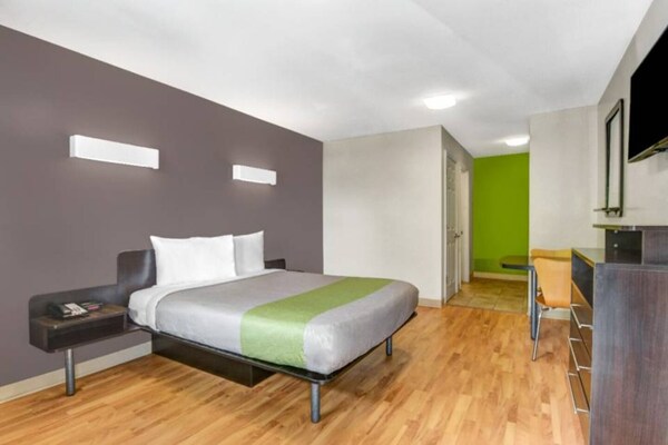 1 Queen Bed Non-smoking - Sandy Springs, GA