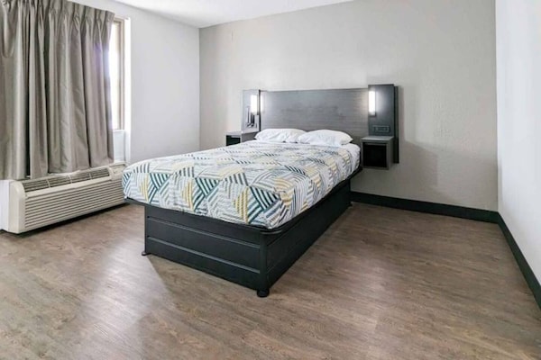 1 Queen Bed Micfridge - 春田市