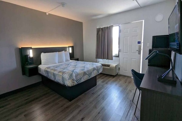 1 Queen Bed - Massachusetts