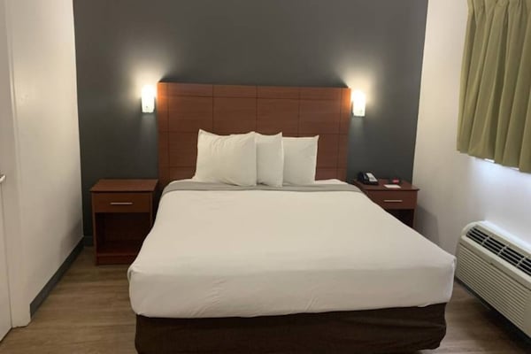 1 Queen Bed  Non-smoking Kitchen - Hampton, VA