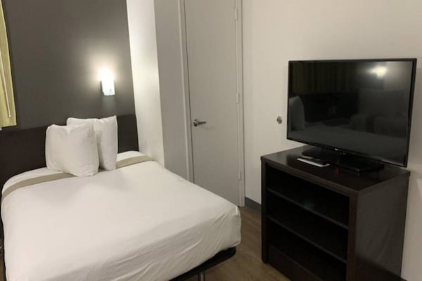 1 King Bed  Non-smoking Kitchen - Hampton